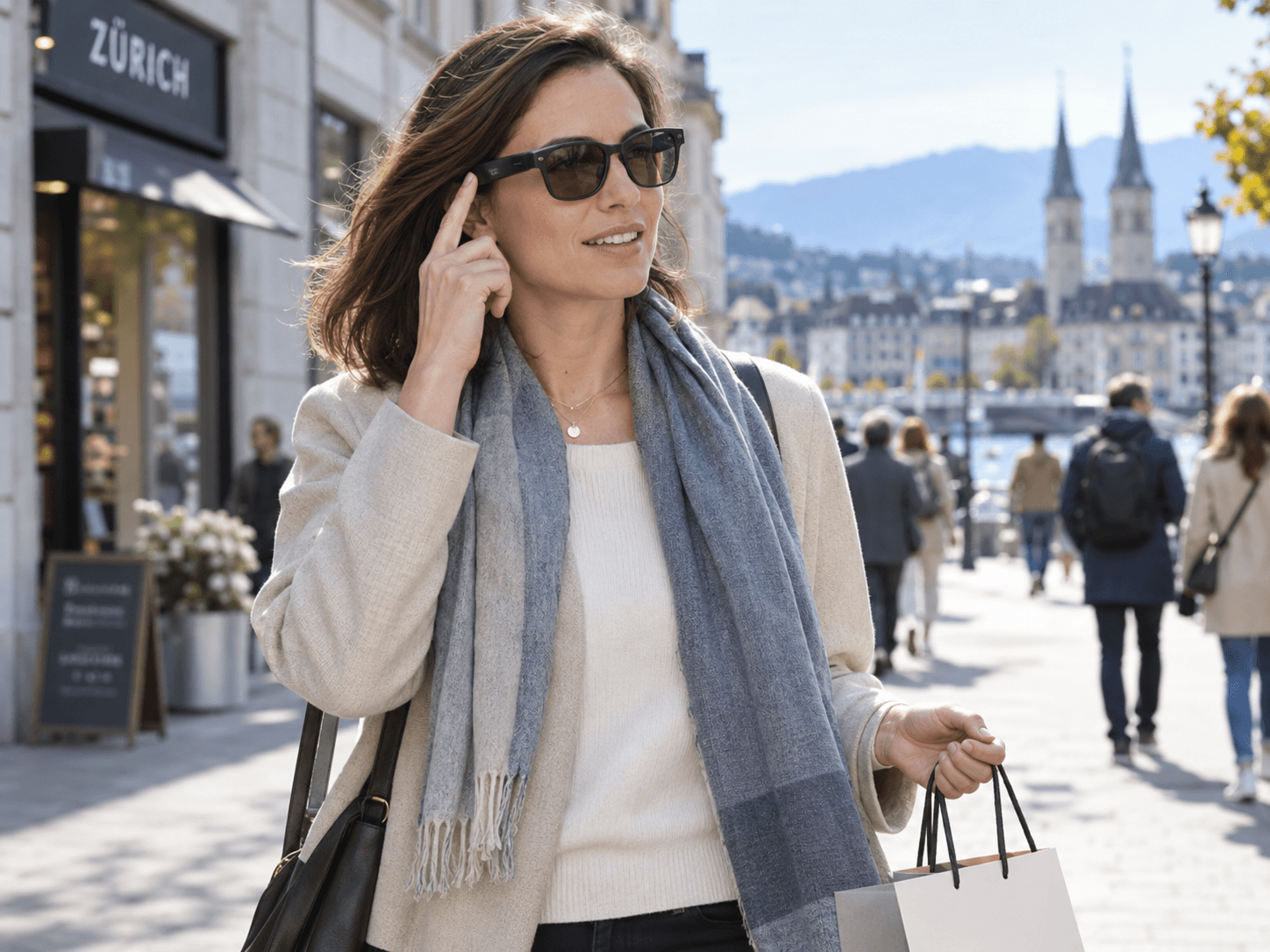 Eine Frau mit Smart Glasses berührt unterwegs ihren Brillenbügel.